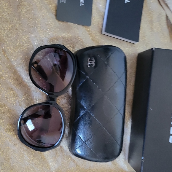 💯% Authentic Chanel sunglasses🕶 with original pouch and booklet and box - Picture 4 of 11